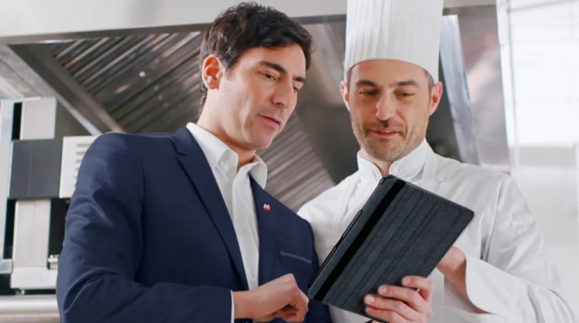 Consulenza commerciale suggerisce un prodotto dal tablet allo chef